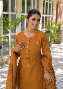 Ensemble Salwar Kameez en coton brodé couleur moutarde pour femme avec dupatta, manches 3/4, longueur genou, tenue de fête traditionnelle style pakistanais - Product Image 3