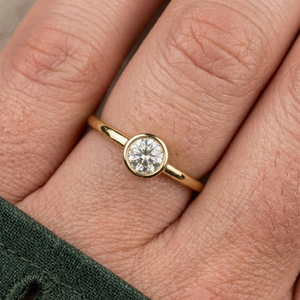 Anillo de Compromiso para Hombre con Diamante Cultivado en Laboratorio, Corte Redondo, Engaste en Bisel, Oro Amarillo de 14K, Certificado IGI, E VVS CVD - Product Image 1