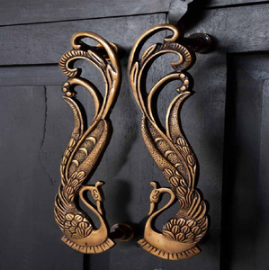 Exclusivos tiradores artísticos de latón con forma de elegantes pavo reyes y detalles de plumas. Disponible a precios de mayorista. - Product Image 1