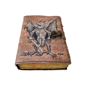 สมุดบันทึกหนังแท้ทำมือสไตล์วินเทจ ลายพิมพ์หน้ามังกรแบบกอธิค คลาสสิก กระดาษเปล่าไม่มีเส้นบรรทัด ขอบกระดาษแบบดิบ พร้อมตัวล็อค - Product Image 1