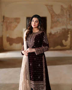 Ensemble Salwar en velours bordeaux de qualité supérieure avec broderie, dentelle, travail de broderie Zari et sequins, comprenant Kurta, Palazzo et Jimmy Dupatta - Product Image 1