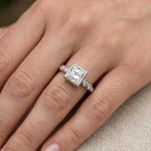 Anillo de compromiso con diamante talla princesa en oro blanco macizo con piedras laterales redondas, moderno anillo de promesa solitario para ella. - Product Image 3