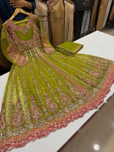 Nuevas llegadas: Salwar Kameez de seda bordado por delante y por detrás, largo hasta el tobillo, de malla suave, sin arrugas, estilo fiesta, Colección Sumaira para mujer. - Product Image 4