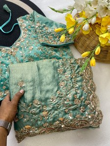 Sari en satin de soie pur et doux Fandy avec broderie Dana véritable, travail de sequins et bordure ajourée, accompagné d'un chemisier de créateur lourd. - Product Image 3