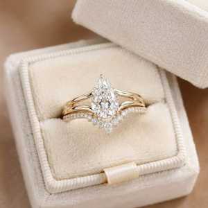 Ensemble de bagues de fiançailles en or massif avec diamant de laboratoire poire et rond, solitaire à tige fendue et alliance courbée, style tiara - Product Image 4