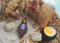 Pendentif Macramé Pierre de Lune Arc-en-ciel Mauve, Collier en Cristal Tressé à la Main, Bijou Bohème Spirituel