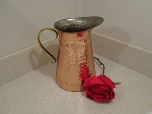 Ensemble de carafes en cuivre pour une culture de table raffinée en famille, service d'eau en métal avec verres, durable et réutilisable pour le service à table. - Product Image 5