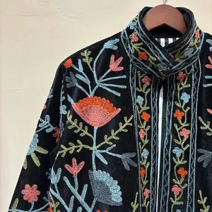Chaqueta Suzani de terciopelo negro hecha a mano con bordado floral de jardín, cuello alto, abrigo de moda étnica para mujer - Product Image 2