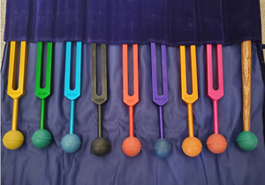 Juego de diapasones de chakra de colores sin peso |   Set de 8 que incluye Soul Purpose |   Con bolas de goma y mazo, incluye bolsa de terciopelo... - Product Image 2