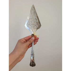 ชุดมีดและที่ตักเค้กโลหะทนทานคุณภาพสูง ผลิตด้วยมือ เป็นมิตรกับสิ่งแวดล้อม เหมาะสำหรับงานแต่งงาน พร้อมสีและโลโก้ที่ปรับแต่งได้ - Product Image 2