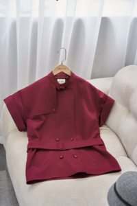 เสื้อโค้ทเทรนช์ผ้าทวิลล์สีเบอร์กันดีสำหรับผู้หญิง พร้อมเข็มขัดผ้าแบบถอดได้ คอสูง แขนสั้น เหมาะสำหรับฤดูใบไม้ร่วงและฤดูหนาว รุ่น ETHAN - Product Image 5