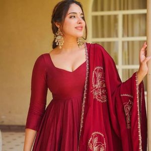 AARIKA TEXTILE Ensemble Anarkali en Soie Romaine de Créateur, avec Palazzo et Dupatta en Soie Chanderi Brodé, Coupe Ample Longueur Ras du Sol, pour Mariage Femme - Product Image 3