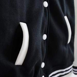 Blouson universitaire personnalisé en laine imperméable brodé pour l'hiver – Uniforme d'équipe de collège, école, club, baseball – Vente en gros - Product Image 4