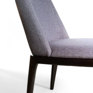 Chaise de jardin moderne du milieu du siècle avec structure en bois d'acajou et revêtement en tissu gris, design à pieds effilés pour repas en extérieur - Product Image 4
