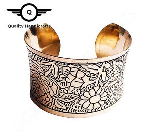 Bracelet en laiton plaqué or de haute qualité à large bordure, style classique, artisanat indien, cadeaux de mariage pour femmes - Product Image 2