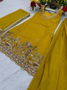 Conjunto de Fiesta Amarillo de Diseño con Top de Georgette con Estrellas, Cuentas Moti, Cordón, Lentejuelas y Bordado de Hilo, Pantalón Palazzo y Dupatta - Product Image 1
