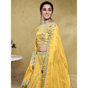 Lehenga Choli con red de trabajo en lámina magnética amarilla y Dupatta para boda - Product Image 4