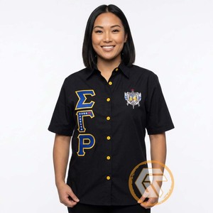 เสื้อเชิ้ตผู้หญิง SIGMA GAMMA RHO สีดำ แขนเสื้อแบบแร็กแลน ปักโลโก้ ทรงปกติ ผ้าฝ้าย 100% ระบายอากาศได้ดี เป็นมิตรต่อสิ่งแวดล้อม - Product Image 2