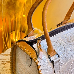 Bolso de Lujo Impermeable de Piel Genuina y Poliéster Ligero con Cremallera Única, Diseño Floral y de Letras, Portátil y de Gran Capacidad, de Venus Leathers - Product Image 4