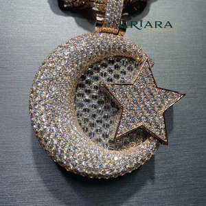 Colgante Clásico Personalizado de Plata 925 Bañado en Oro Rosa con Incrustaciones de Circonitas, Diseño Rosa Lunar Cultivada en Laboratorio - Product Image 1