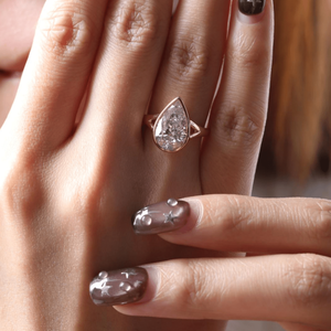 Anillo de compromiso con diamante cultivado en laboratorio de 3 quilates con corte de pera, anillo con bisel tipo cesta, fabricante mayorista de joyería con diamantes CVD/HPHT - Product Image 3