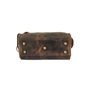 Neceser de Viaje Clásico de Cuero para Hombre, con Compartimentos Superiores e Inferiores con Cierre, Bolsillos y Asa de Transporte - Product Image 2