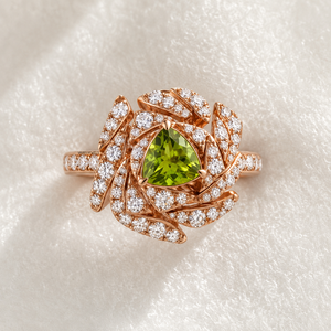 Bague florale de luxe en or 10K, 14K, 18K ou argent 925, 935 avec pierre précieuse verte taille trillon et accents de feuilles de diamant pour femme - Product Image 1