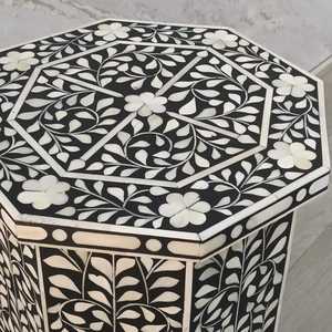 Table d'appoint ronde moderne en os incrusté, motif floral, faite à la main et écologique, idéale pour les occasions de baptême - Product Image 6