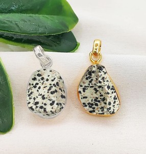 จี้หินดาลเมเชียนแจสเปอร์เคลือบทองแบบดิบ – อุปกรณ์ทำสร้อยคอ DIY ขายส่ง - Product Image 1