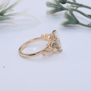 Bague de fiançailles vintage en or jaune avec diamant de laboratoire taille marquise, saphir vert inspiré de la nature en forme de feuille de vigne, halo caché, bijoux fins - Product Image 3