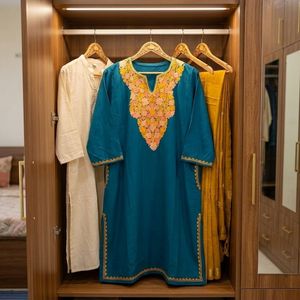 Kurti Pheran kashmiri bleu turquoise avec broderie florale Aari pêche et or - Product Image 2
