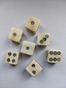 Dados de Cuerno de Búfalo Cuadrados Pulidos Naturales de ILAHI, Ecológicos, con Patrones Únicos, para Amantes de lo Religioso, Feng Shui, Juegos de Rol y de Mesa - Product Image 1
