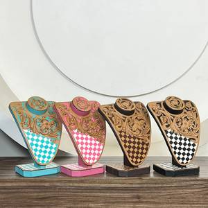 Super Septiembre: Expositor de Joyería de Cuero con Diseño Floral Grabado a Mano, Elegante Busto de Maniquí para Collares, Soporte para Joyas - Product Image 3