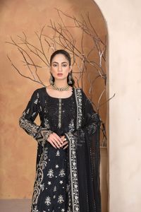 MARIA.B NUEVO ARTÍCULO*TELA DE SEDA CON GRIP, HILOS, LENTEJUELAS Y TRABAJO MANUAL CON CORTES LÁSER Y ADORNOS - Product Image 3