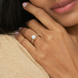 Bague de fiançailles vintage gravée avec un diamant solitaire - Product Image 5