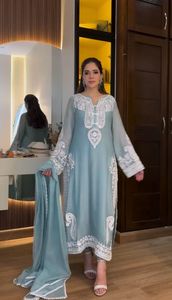 Ensemble Sharara Salwar Kameez en Chinon et Faux Georgette, style Indien Pakistanais, avec broderie et travail de cordonnerie lourds, pour l'hiver et l'été, tenue de soirée - Product Image 2