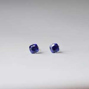 Boucles d'oreilles en argent sterling avec saphir de laboratoire, bijoux pierre de naissance de septembre, boucles d'oreilles minimalistes, cadeau pour elle - Product Image 1