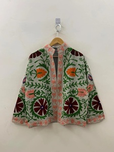 Veste d'hiver réversible brodée en velours Suzani avec doublure en coton, style bohème, vêtement indien - Product Image 1