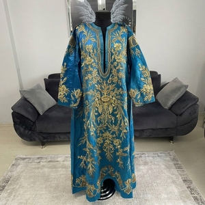 Robe Caftan <span class=keywords><strong>Marocain</strong></span> <span class=keywords><strong>Traditionnel</strong></span> Bleu Brodé à la Main avec Badges, Manches Longues, Motif Floral - Product Image 1