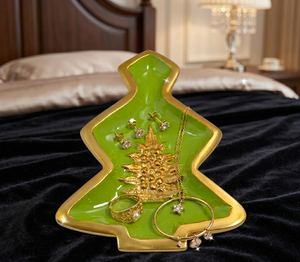 Plateau en aluminium en forme de sapin de Noël festif, émaillé en vert émeraude avec élégants accents dorés pour la décoration des fêtes - Product Image 4