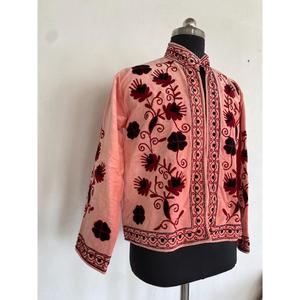 เสื้อแจ็คเก็ตกำมะหยี่สีชมพูสุดหรู ทรงครอป พร้อมลวดลายดอกไม้ซูซานีอันประณีต  แบบเอธนิค แขนยาวเต็มตัว ดีไซน์เนอร์โค้ท - Product Image 1