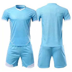 Ensemble maillot et short de football personnalisé pour homme, bleu clair, col en V, manches courtes, 100 % polyester, anti-humidité, tenue de sport estivale - Product Image 1