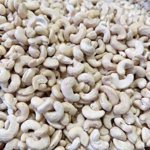 Venta Especial de Nueces de Anacardo Crudas W240 de Vietnam, Disponible en Empaque de Marca Privada, Santigo, Alta Calidad - Product Image 1