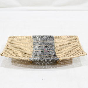 Bandeja Decorativa de Ratán Artex Dong Thap, Plato de Almacenamiento de Escritorio Tejido en Dos Tonos - Product Image 1