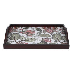 Plateau en bois artisanal avec gravure florale et finition naturelle, parfait pour l'affichage de service et la décoration intérieure par FWE - Product Image 5