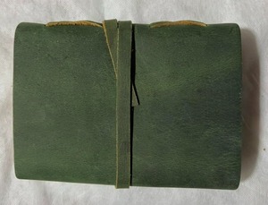 Étui organisateur/agenda en cuir vert à clapet avec reliure cousue et fermeture magnétique, idéal comme cadeau - Product Image 5