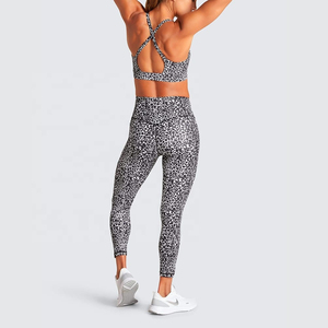 Ensemble de yoga personnalisé pour femme avec logo sur mesure – Short taille mi-haute respirant en Spandex/Polyester avec cordon de serrage, soutien-gorge et leggings - Product Image 4