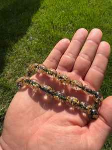 Elegante tasbih de resina verde con brillantes copos dorados, hecho a mano para un zikr suave, el mejor regalo para musulmanes. - Product Image 6