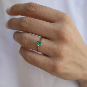 แหวนมรกตทองคำทำมือ ทรงกลมเล็ก เจียระไนแบบเหลี่ยม เครื่องประดับสไตล์มินิมอล โบโฮ เสริมพลังบำบัด ขายส่งโดย Hari Om Creations - Product Image 4
