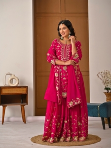 Elegante conjunto de lehenga choli de seda chinnon pesada con bordado de lentejuelas, mangas largas, ropa étnica festiva para bodas, para mujeres. - Product Image 1